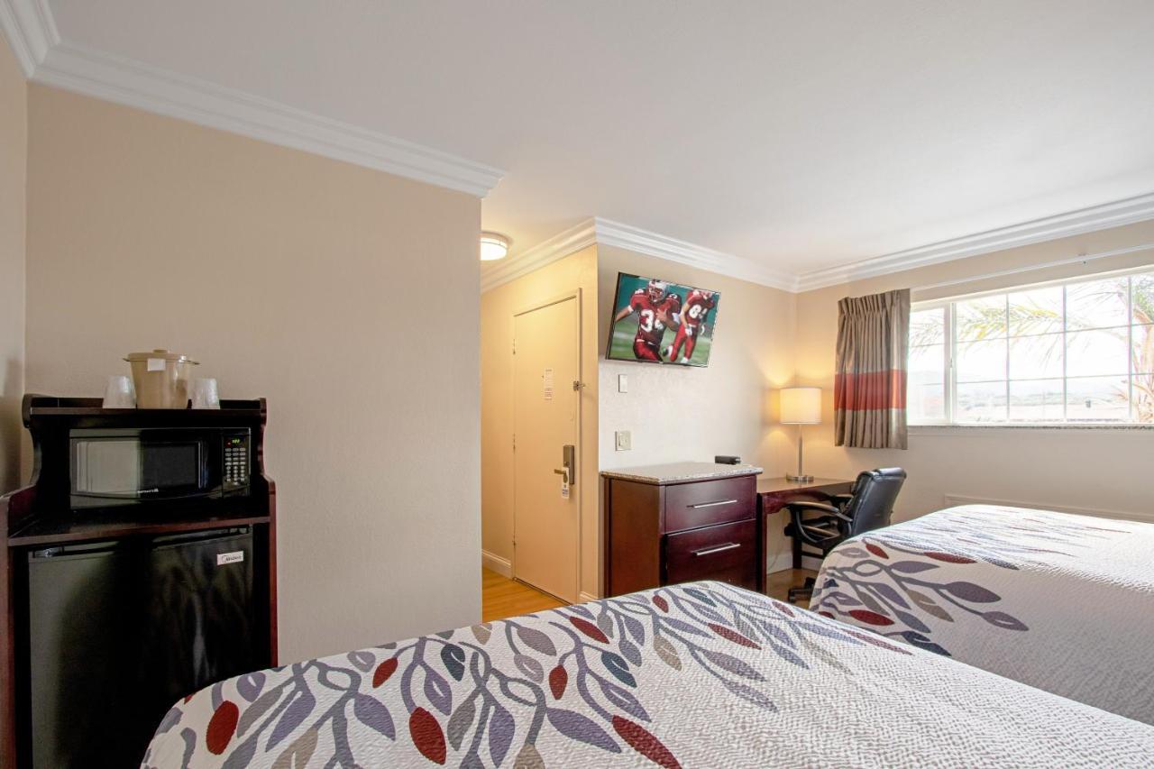 Red Roof Inn & Suites Монтерей Экстерьер фото