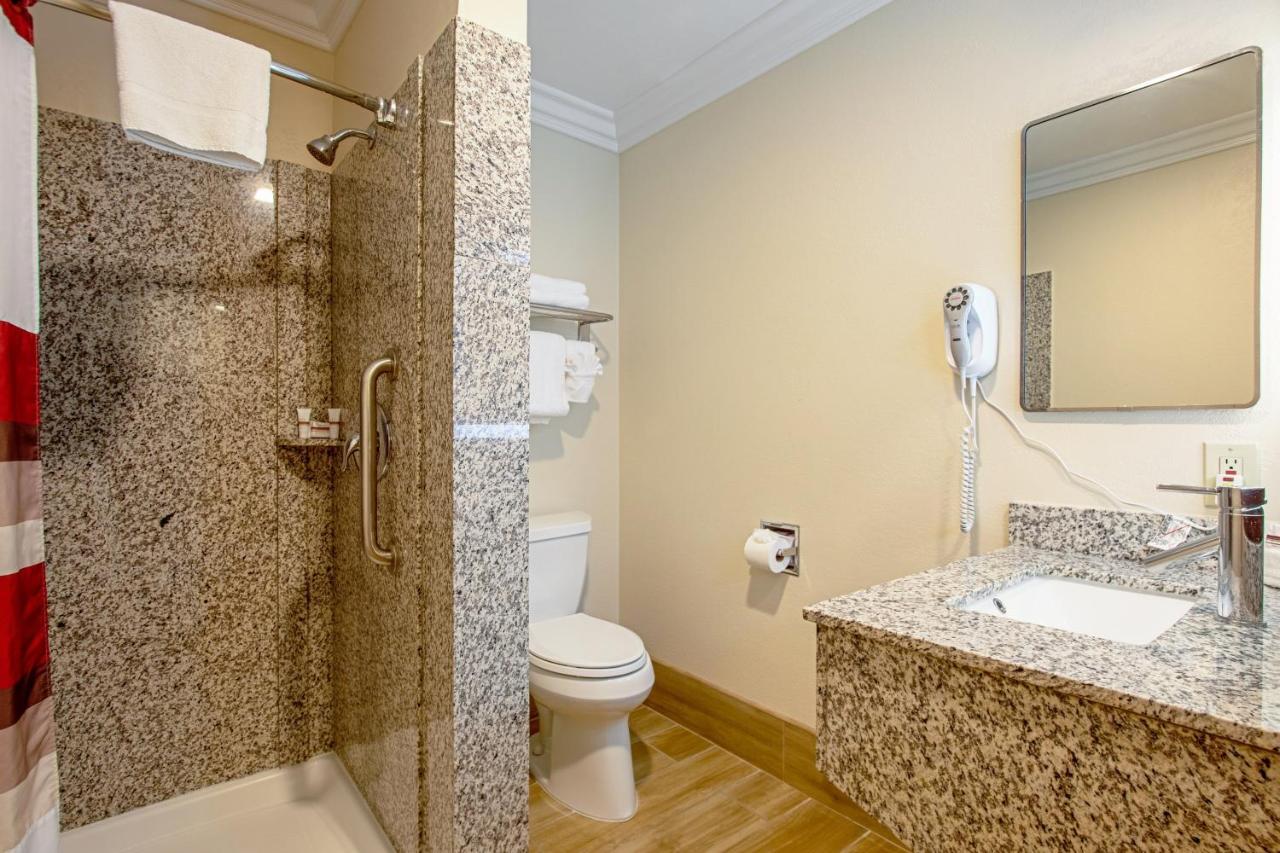 Red Roof Inn & Suites Монтерей Экстерьер фото