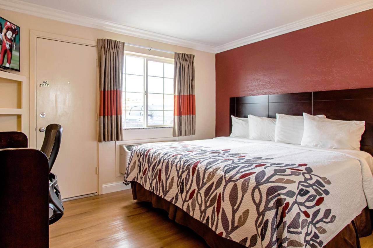 Red Roof Inn & Suites Монтерей Экстерьер фото
