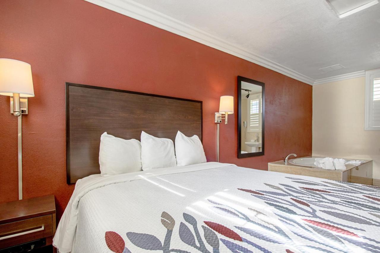 Red Roof Inn & Suites Монтерей Экстерьер фото