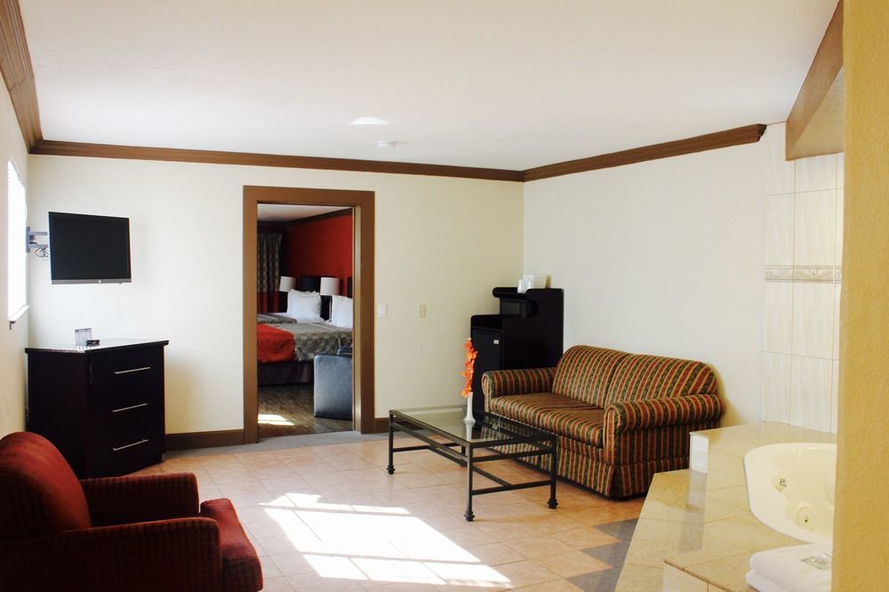 Red Roof Inn & Suites Монтерей Экстерьер фото